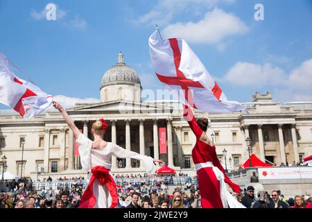 Les gens regardent des spectacles acrobatiques pendant qu'ils se rassemblent pour les célébrations de la Saint-Georges à Trafalgar Square, dans le centre de Londres. Banque D'Images