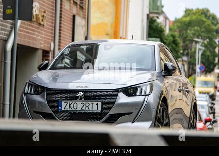 KOSZALIN, POLOGNE - 5 AOÛT 2022 : voiture à hayon en argent Peugeot 208 dans les rues de Koszalin en Pologne Banque D'Images