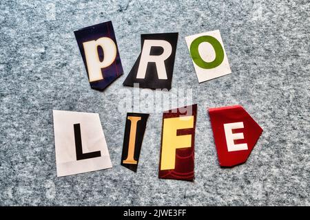 Concept « Pro Life » utilisant des lettres papier découpées dans la typographie d'effet de note de rançon 2022, États-Unis Banque D'Images