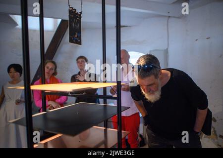 Halberstadt, Allemagne. 05th septembre 2022. Rainer Neugebauer de la cage Foundation écoute le bruit d'une goutte d'eau tombant sur une plaque de fer à l'installation sonore 'decay'. L'installation sera réalisée à Halberstadt à l'occasion de l'anniversaire 110th du compositeur cage (1912-1992). Credit: Klaus-Dietmar Gabbert/dpa/Alay Live News Banque D'Images