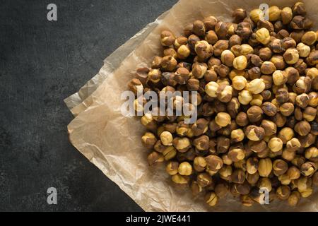 pile de pois chiches noirs rôtis et salés, également connu sous le nom de gramme bengale ou de pois chiche desi, en-cas traditionnel et sans huile indigène de l'inde, Banque D'Images