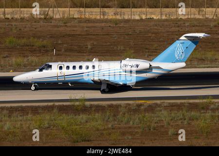 Air Charter Scotland Cessna 525B Citation CJ3+ (REG: 9h-WIN) faisant un virage à 180 degrés pour un décollage de piste intermédiaire. Banque D'Images