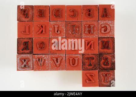 Tampons en caoutchouc des lettres de l'alphabet latin sur fond neutre Banque D'Images