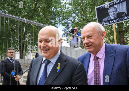 Londres, Royaume-Uni. 05th août 2022. Iain Duncan Smith (à gauche), avec Damian Green (à droite), souriant. Les politiciens du Parti conservateur arrivent au centre de conférence Queen Elizabeth II à Westminster pour l'annonce de qui sera le prochain chef du parti et donc le nouveau premier ministre britannique à partir de demain crédit: Imagetraceur/Alamy Live News Banque D'Images