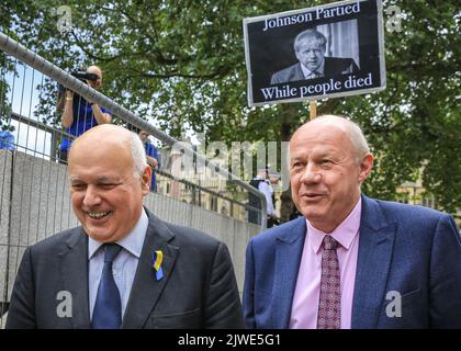 Londres, Royaume-Uni. 05th août 2022. Iain Duncan Smith (à gauche), avec Damian Green (à droite), souriant. Les politiciens du Parti conservateur arrivent au centre de conférence Queen Elizabeth II à Westminster pour l'annonce de qui sera le prochain chef du parti et donc le nouveau premier ministre britannique à partir de demain crédit: Imagetraceur/Alamy Live News Banque D'Images