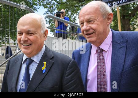 Londres, Royaume-Uni. 05th août 2022. Iain Duncan Smith (à gauche), avec Damian Green (à droite), souriant. Les politiciens du Parti conservateur arrivent au centre de conférence Queen Elizabeth II à Westminster pour l'annonce de qui sera le prochain chef du parti et donc le nouveau premier ministre britannique à partir de demain crédit: Imagetraceur/Alamy Live News Banque D'Images