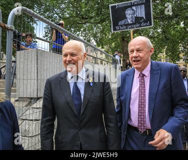 Londres, Royaume-Uni. 05th août 2022. Iain Duncan Smith (à gauche), avec Damian Green (à droite), souriant. Les politiciens du Parti conservateur arrivent au centre de conférence Queen Elizabeth II à Westminster pour l'annonce de qui sera le prochain chef du parti et donc le nouveau premier ministre britannique à partir de demain crédit: Imagetraceur/Alamy Live News Banque D'Images