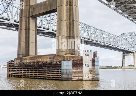 Marques d'eau sur le pont du fleuve Mississippi à la Nouvelle-Orléans, Louisiane, États-Unis Banque D'Images