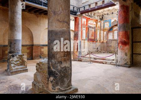 ERCOLANO, ITALIE - 22 FÉVRIER 2022 : la salle des Augustins dans les ruines d'Herculanum. Banque D'Images