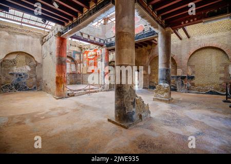 ERCOLANO, ITALIE - 22 FÉVRIER 2022 : la salle des Augustins dans les ruines d'Herculanum. Banque D'Images