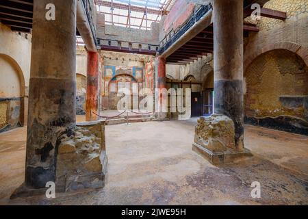 ERCOLANO, ITALIE - 22 FÉVRIER 2022 : la salle des Augustins dans les ruines d'Herculanum. Banque D'Images