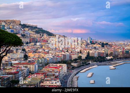 Naples, Italie le long du golfe de Naples au crépuscule. Banque D'Images