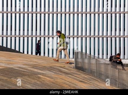 Touristes grimpant à l'extérieur des bâtiments modernes à côté de la Casa da Misica à Boavista Porto Portugal. Banque D'Images