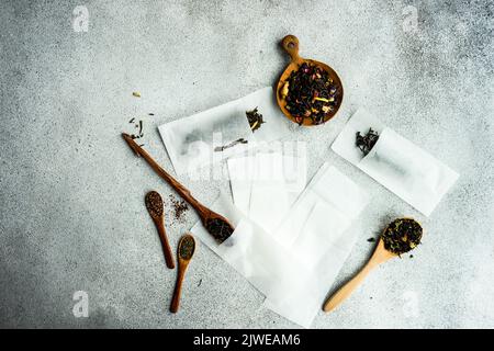 Vue sur les cuillères en bois avec assortiment de thés et sachets de thé à usage unique Banque D'Images