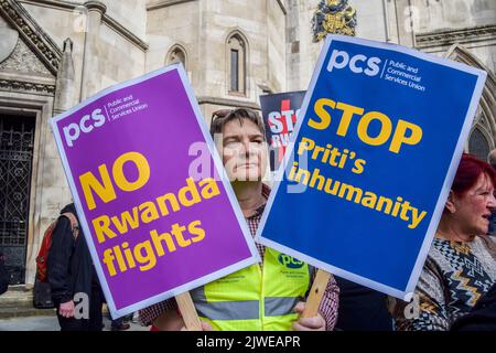 Londres, Royaume-Uni. 05th septembre 2022. Un manifestant tient des placards opposés au programme de réfugiés rwandais pendant la manifestation. Des manifestants pro-réfugiés se sont rassemblés devant les cours royales de justice alors que la haute Cour avait lancé une contestation contre l'envoi de réfugiés au Rwanda. Des manifestants pro-réfugiés se sont rassemblés devant les cours royales de justice alors que la haute Cour avait lancé une contestation contre l'envoi de réfugiés au Rwanda. Crédit : SOPA Images Limited/Alamy Live News Banque D'Images