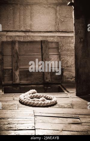 Corde et l'entrée au trou du prêtre dans le manoir médiéval de Baddesley Clinton, Warwickshire, Angleterre. Banque D'Images