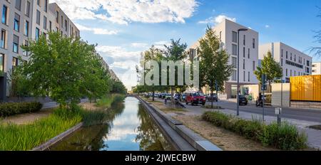 Heidelberg, Allemagne: 12 septembre 2022: Environnement vivant avec des logements modernes dans la ville de Bahnstadt, une zone de développement de maisons passives à Heidelberg, Germ Banque D'Images