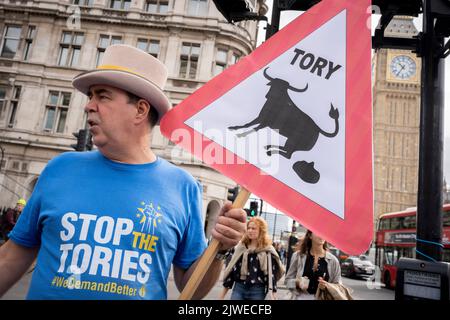 Le jour où le député de Liz Truss a été élu par des membres du Parti conservateur, pour remplacer Boris Johnson et être leur nouveau dirigeant et le prochain Premier ministre du Royaume-Uni, le protestant vétéran Steve Bray se tient sur la place du Parlement à Westminster, le 5th septembre 2022, à Londres, en Angleterre. Lors d'une élection de 2 mois qui a suivi le départ de Johnson, Truss a battu son dernier rival Rishi Sunak, avec une majorité de 57% des voix. Banque D'Images