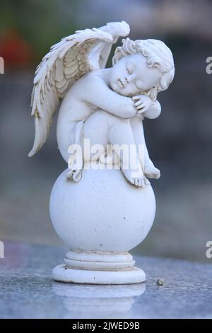 Statuette d'un ange sur une tombe pierre. Saint-Gervais-les-bains. Haute-Savoie. Auvergne-Rhône-Alpes. France. Europe. Banque D'Images