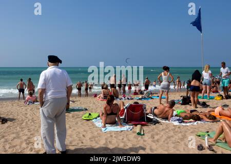 Plage d'Uhabia. Activités de vacances. Basque avec son beret traditionnel contrastant avec les autres utilisateurs. Bidart, Pyrénées-Atlantiques, France Banque D'Images