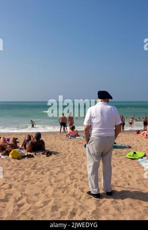 Plage d'Uhabia. Activités de vacances. Basque avec son beret traditionnel contrastant avec les autres utilisateurs. Bidart, Pyrénées-Atlantiques, France Banque D'Images