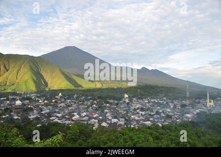 Vue aérienne de la mosquée du village de Sembalun et du mont Rinjani, Lombok, Indonésie Banque D'Images