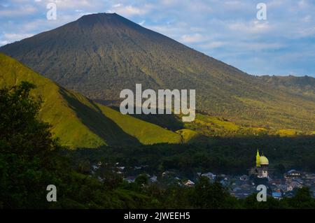 Vue aérienne de la mosquée du village de Sembalun et du mont Rinjani, Lombok, Indonésie Banque D'Images