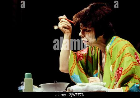 Frances de la Tour (l'actrice) dans GREASEPAINT par Hisashi Inoue au Lyric Theatre Hammersmith, Londres W6 04/02/1993 traduit par Vernon Gudgeon & Masaru Hotta design: Yukio Horio éclairage: Mick Hughes réalisateur: Koichi Kimura Banque D'Images