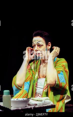 Frances de la Tour (l'actrice) dans GREASEPAINT par Hisashi Inoue au Lyric Theatre Hammersmith, Londres W6 04/02/1993 traduit par Vernon Gudgeon & Masaru Hotta design: Yukio Horio éclairage: Mick Hughes réalisateur: Koichi Kimura Banque D'Images