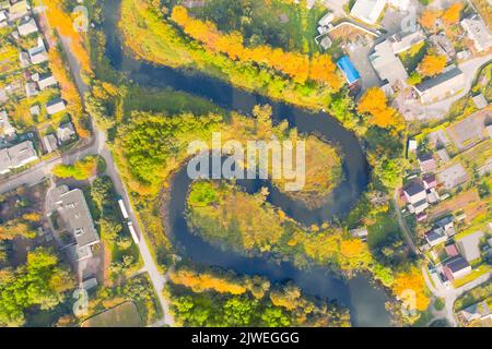 Vue aérienne d'une belle rivière sinueuse. Vue aérienne. La rivière se déforme, les arbres au milieu d'une petite ville. Paysage aérien coloré de la rivière coa Banque D'Images