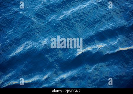 Arrière-plan abstrait avec surface bleu océan ondulée pendant le vent fort d'en haut Banque D'Images