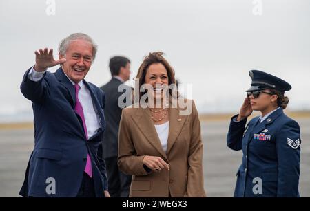 Boston, États-Unis, 5 septembre 2022. Le vice-président américain Kamala Harris réagit alors qu'elle est accueillie par le sénateur Ed Markey (D-ma) à son arrivée à l'aéroport international Logan de Boston avant d'assister au petit-déjeuner annuel du Conseil du travail du Grand Boston lundi, 5 septembre 2022. Photo par Amanda Sabga/Pool/ABACAPRESS.COM Banque D'Images
