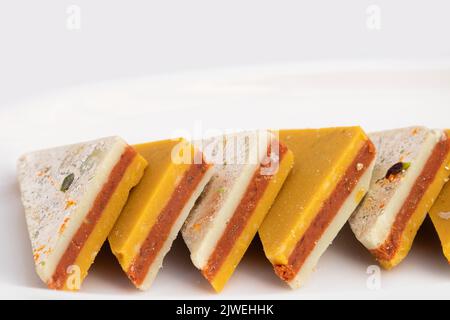 Indian Mithai Kaju Kesar Choco Gulkand Sandwich Burfi également connu sous le nom de Kajoo Barfi est en forme de diamant doux fait de noix de cajou, chocolat, Saffron, Mawa, Banque D'Images