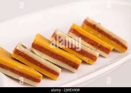 Indian Mithai Kaju Kesar Choco Gulkand Sandwich Burfi également connu sous le nom de Kajoo Barfi est en forme de diamant doux fait de noix de cajou, chocolat, Saffron, Mawa, Banque D'Images