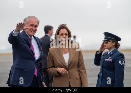 Boston, États-Unis. 05th septembre 2022. Le vice-président américain Kamala Harris réagit alors qu'elle est accueillie par le sénateur Ed Markey (D-ma) à son arrivée à l'aéroport international Logan de Boston avant d'assister au petit-déjeuner annuel du Conseil du travail du Grand Boston lundi, 5 septembre 2022. Photo par Amanda Sabga/Pool/Sipa USA crédit: SIPA USA/Alay Live News Banque D'Images