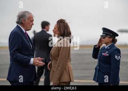 Boston, États-Unis. 05th septembre 2022. Le sénateur Ed Markey (D-ma) salue le vice-président américain Kamala Harris lorsqu'elle arrive à l'aéroport international de Boston Logan avant d'assister au petit-déjeuner annuel du Greater Boston Labor Council lundi, 5 septembre 2022. Photo par Amanda Sabga/Pool/Sipa USA crédit: SIPA USA/Alay Live News Banque D'Images