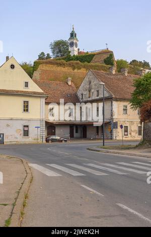 Novi Sad, Serbie - 19 août 2022: Tour de l'horloge à la forteresse de Petrovaradin jour d'été Banque D'Images