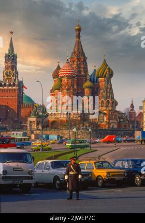 Un policier de Moscou en service patrouilant une partie de la place Rouge, avec la cathédrale Saint-Basile et le Kremlin en arrière-plan. La tour Spasskaya du Kremlin est visible. Historique, 1986. Banque D'Images