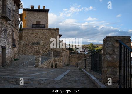 Rues du village médiéval de la Iglesuela del CID au coucher du soleil, Teruel, Espagne Banque D'Images