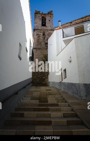 Rue étroite de la ville médiévale d'Ares del Maestre avec l'église de l'Assomption de notre-Dame en arrière-plan, un jour bleu, Castellon, Espagne Banque D'Images