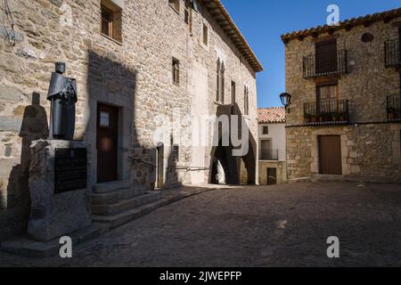 Rues pavées et maisons traditionnelles en pierre dans le village médiéval d'Ares del Maestre, Castellon, Espagne Banque D'Images