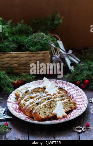 Noël stollen aux fruits secs, aux noix et aux épices, décorations de Noël sur fond de bois sombre. Style rustique. Banque D'Images