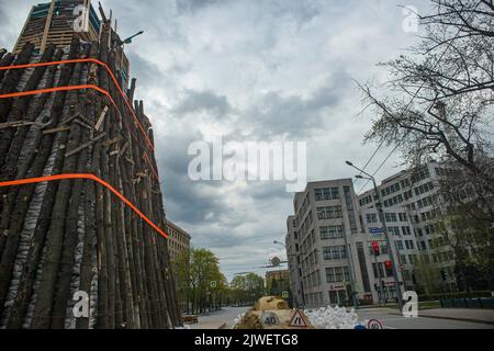 Une vue sur Kharkiv Derjprom, un bâtiment emblématique du constructivisme, avec un monument aux fondateurs de la ville, avec une protection contre les missiles russes Banque D'Images