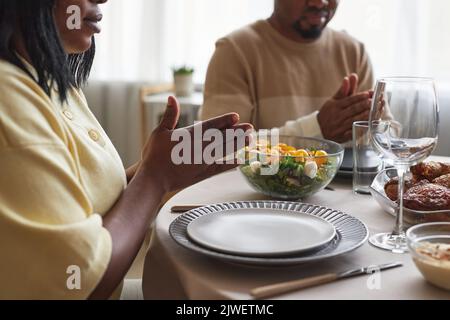 Gros plan d'un couple africain priant ensemble à la table avant le dîner Banque D'Images