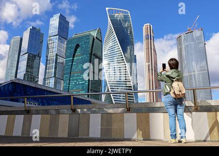 Fille touriste prenant des photos sur smartphone appareil photo des gratte-ciels de la ville de Moscou. Voyage en Russie, centre d'affaires international Banque D'Images