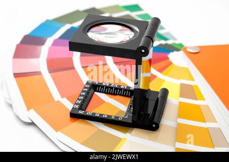 Impression loupe utilisée pour examiner le concept de carte de couleurs pour le contrôle des couleurs, analyser la qualité des couleurs de sortie de l'impression et agrandir la nuance colorée Banque D'Images
