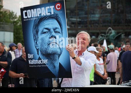 Leipzig, Allemagne. 05th septembre 2022. Jürgen Elsässer, attaché de presse, porte un écriteau avec une photo de Habeck, ministre de l'économie et du climat, et l'inscription « Kaltmacher » lors d'une manifestation contre la politique énergétique et sociale du gouvernement allemand sur Augustusplatz. Credit: Jan Woitas/dpa/Alay Live News Banque D'Images