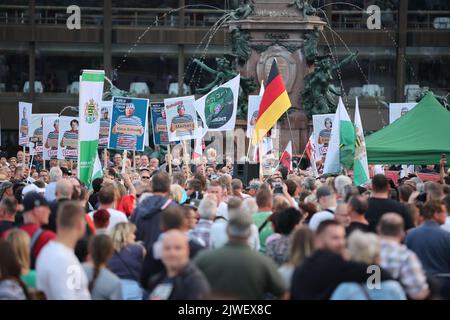 Leipzig, Allemagne. 05th septembre 2022. De nombreuses personnes participent à une démonstration des Saxons libres d'extrême-droite contre les politiques énergétiques et sociales du gouvernement fédéral sur Augustusplatz. Credit: Jan Woitas/dpa/Alay Live News Banque D'Images