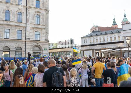 LJUBLJANA, SLOVÉNIE - 24 août 2022: Réunion du jour de l'indépendance de l'Ukraine. Personnes avec drapeaux et symboles nationaux Banque D'Images