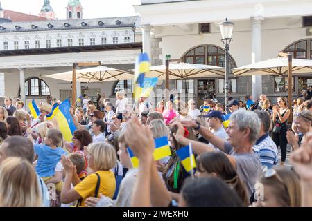 LJUBLJANA, SLOVÉNIE - 24 août 2022: Réunion du jour de l'indépendance de l'Ukraine. Personnes avec drapeaux et symboles nationaux Banque D'Images